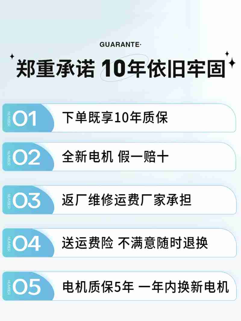 灰白相间的苍鹭幼鸟在成鸟的羽翼下休憩,而在芦苇丛下,一群鱼儿正欢快地游来游去。
